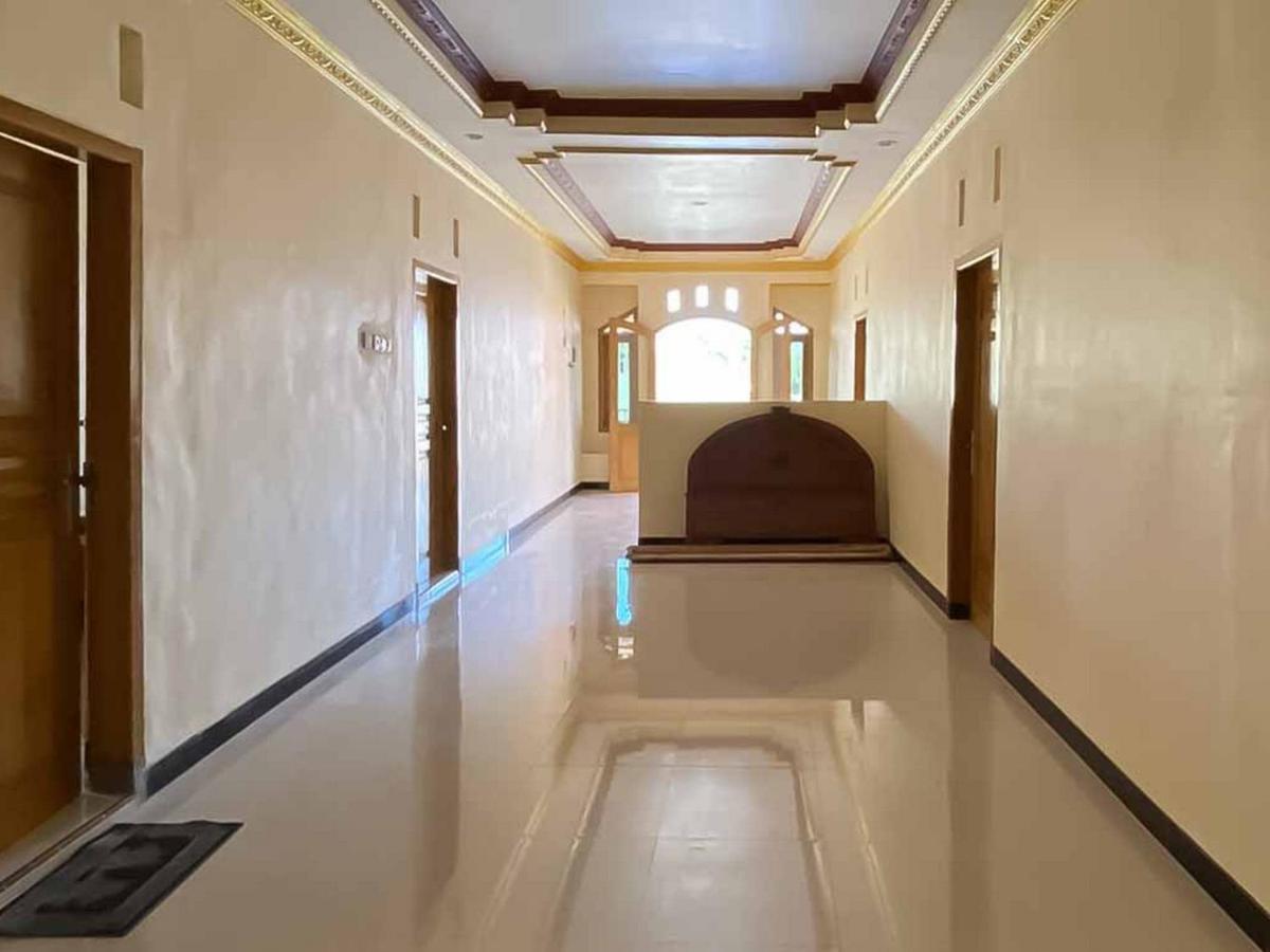 בניוואנגי Palace Syariah Homestay Redpartner מראה חיצוני תמונה