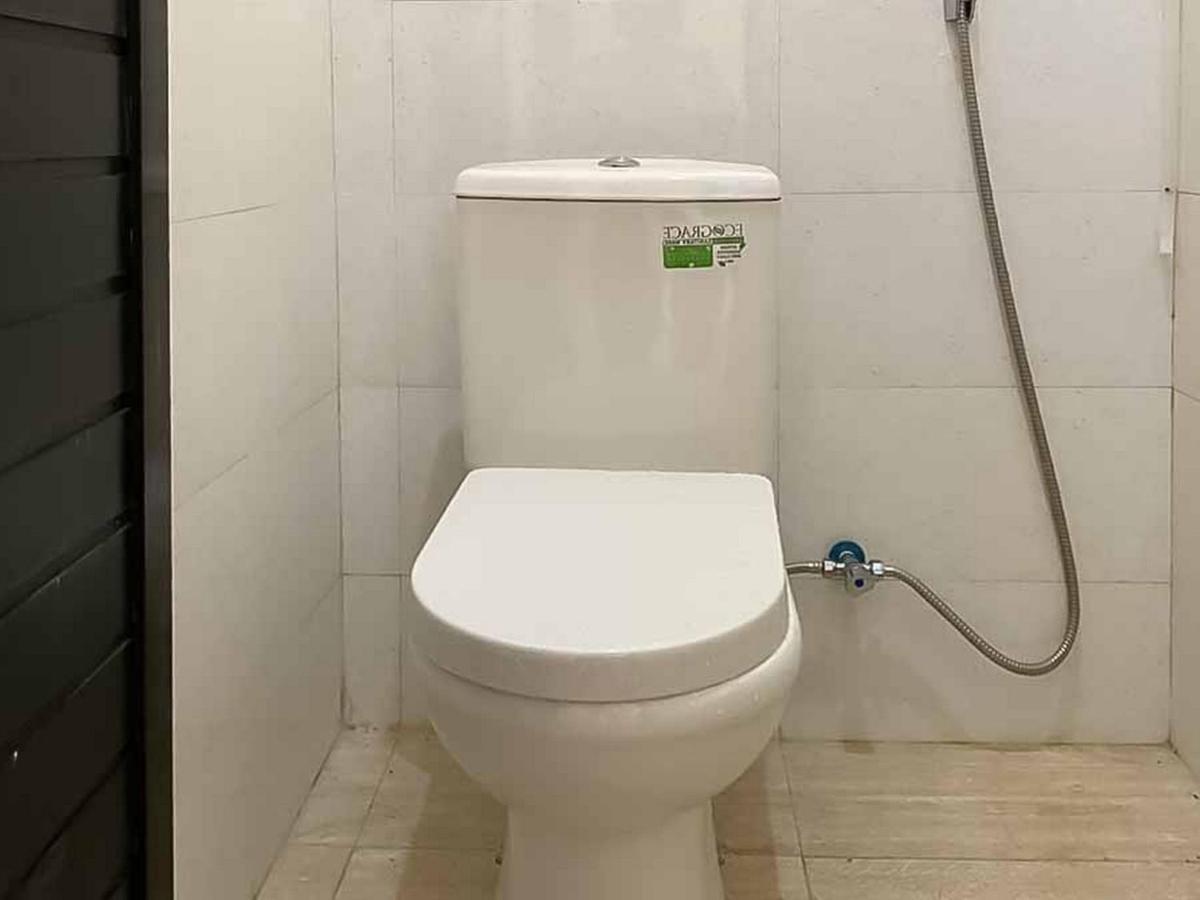 בניוואנגי Palace Syariah Homestay Redpartner מראה חיצוני תמונה