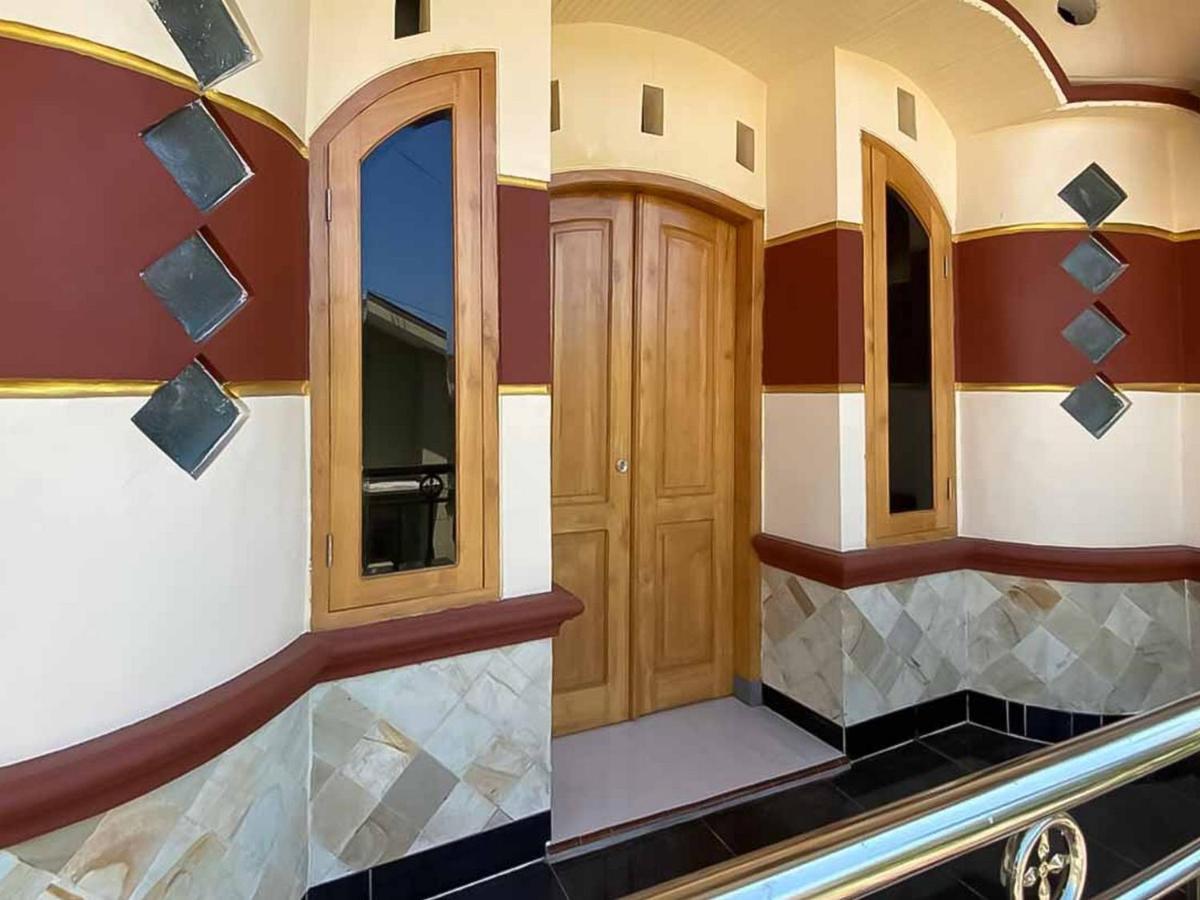 בניוואנגי Palace Syariah Homestay Redpartner מראה חיצוני תמונה