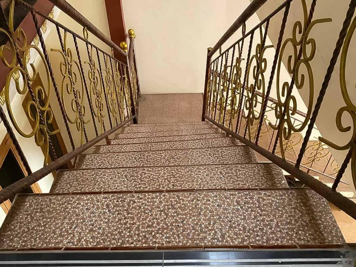 בניוואנגי Palace Syariah Homestay Redpartner מראה חיצוני תמונה