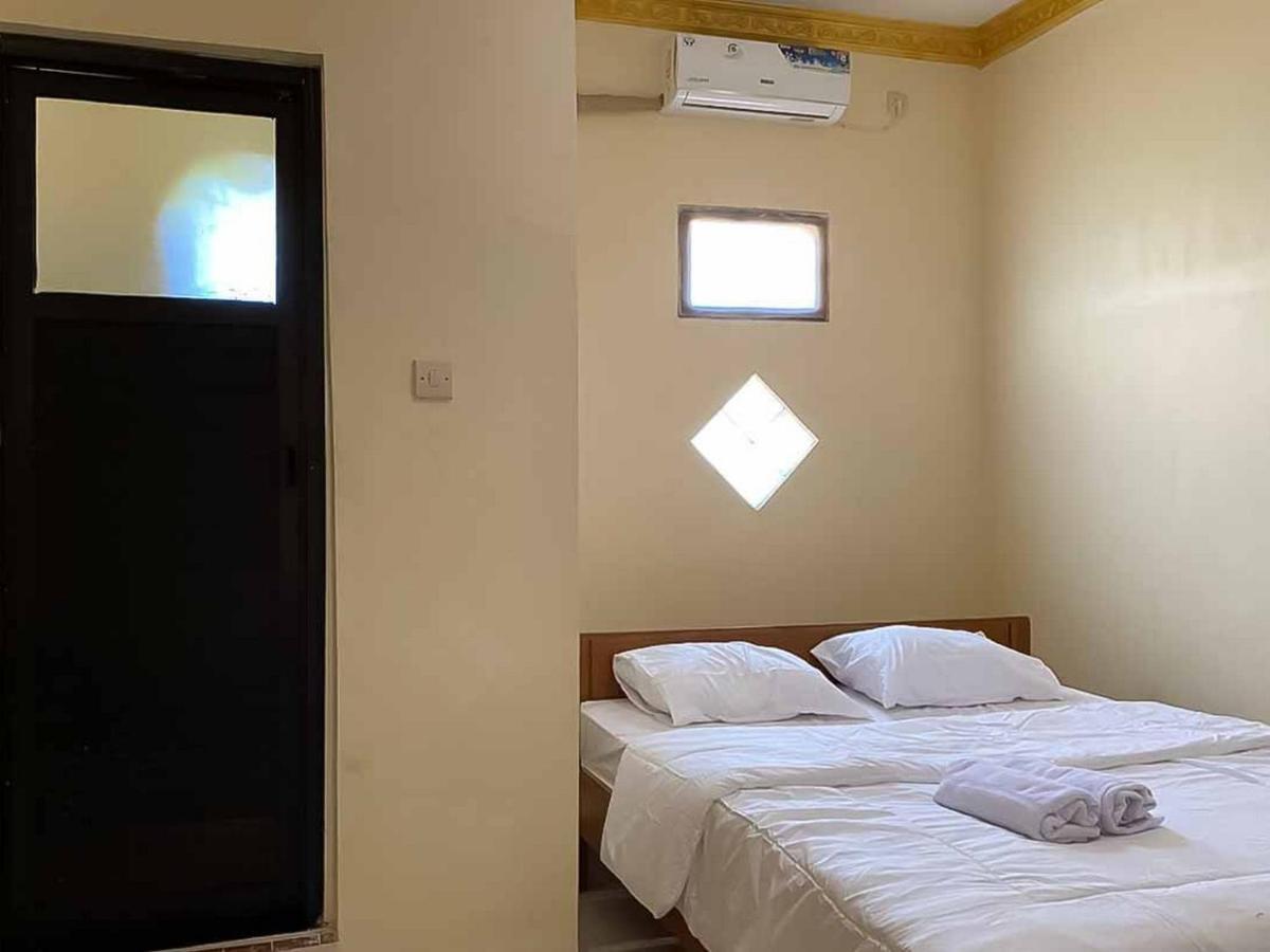 בניוואנגי Palace Syariah Homestay Redpartner מראה חיצוני תמונה